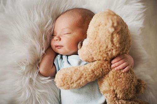 nou-născutul nu dorm bine în timpul zilei