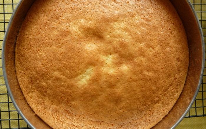 Biscuiti cu tort de burete: reteta pentru tortul luxuriant