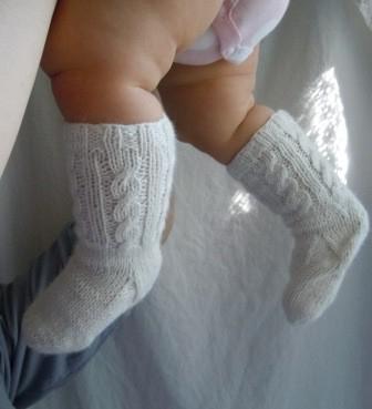 Lecții de lucru de mătase pentru mamele tinere: cum să tricot șosete pentru nou-născuți cu ace de tricotat
