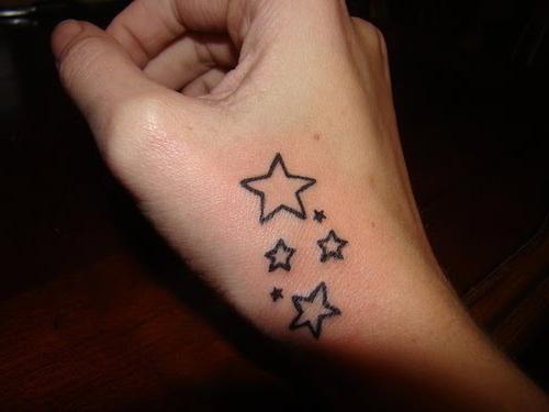 Tatuaj pentru fata de pe mână: alegeți un desen
